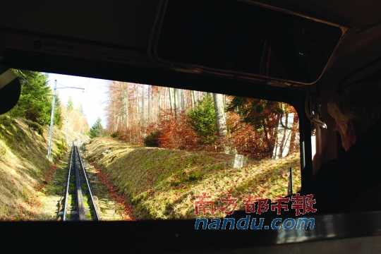 小火車一路向上，沖破云層，豁然開朗，乘客們的歡呼聲適時(shí)響起，一切漸入佳境。