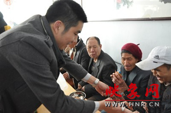 　　“韓胖子”千只茶香雞茶香鴨捐贈環(huán)衛(wèi)工人、農民工學子和鄭州市社會福利院。