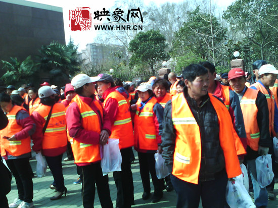 　　“韓胖子”千只茶香雞茶香鴨捐贈環(huán)衛(wèi)工人、農民工學子和鄭州市社會福利院。