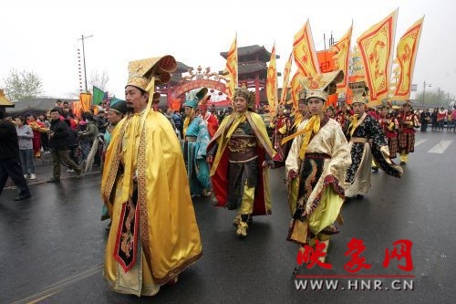 　　3月30日上午,開封市舉行2013中國(guó)(開封)清明文化節(jié)踏春巡游活動(dòng)?！?　　