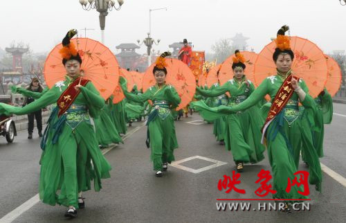 　　3月30日上午,開封市舉行2013中國(guó)(開封)清明文化節(jié)踏春巡游活動(dòng)?！?　　