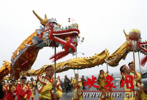 　　3月30日上午,開封市舉行2013中國(guó)(開封)清明文化節(jié)踏春巡游活動(dòng)?！?　　