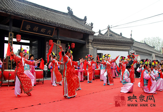 游客參觀清明小長假新推出的本土特色節(jié)目《鼓樂迎賓》。