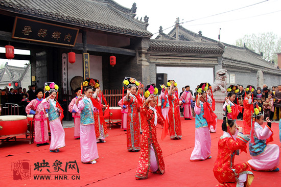 游客參觀清明小長假新推出的本土特色節(jié)目《鼓樂迎賓》。