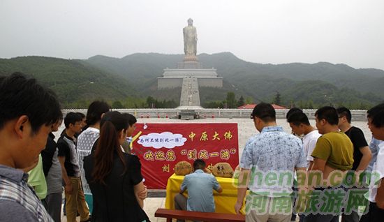 堯山中原大佛景區(qū)公開(kāi)請(qǐng)游客留名“到此一游”