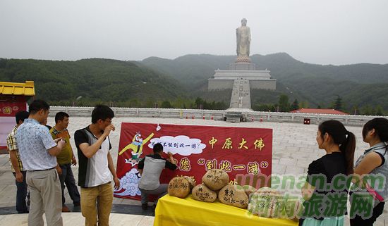 堯山中原大佛景區(qū)公開(kāi)請(qǐng)游客留名“到此一游”