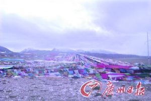 沿途遍地可見的五彩經(jīng)幡。