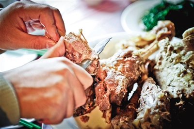 在西北大多數(shù)地區(qū),手抓肉是最普遍最經(jīng)濟(jì)的羊肉吃法。