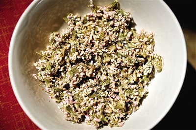 作為香料的扎蒙是一種陜北常見的細(xì)碎野花。