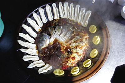 黃驊鍋灶魚，將海魚與面食相互搭配。農(nóng)業(yè)與漁業(yè)、土地與海洋，在這里構(gòu)成了微妙的平衡。