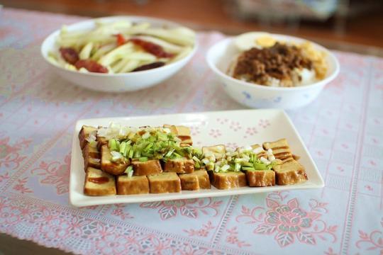 　　對(duì)于一碗鹵肉飯來說,完全不需要濃墨重彩的配其他煎炸食物,只需要搭上清爽的豆干、爽口的蘿卜即可。