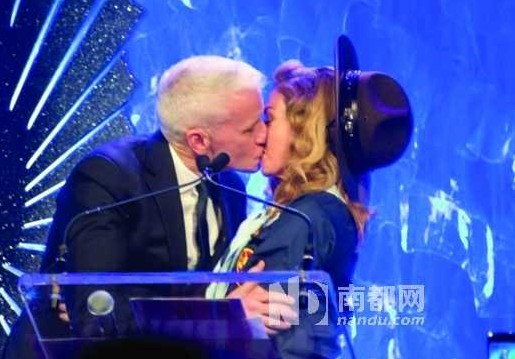 16日，麥當(dāng)娜在紐約舉行的第24屆同志媒體獎(jiǎng)?lì)C獎(jiǎng)禮上，頒獎(jiǎng)給美國(guó)CNN主播安德森-庫(kù)珀，獲對(duì)方獻(xiàn)吻