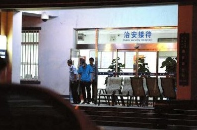釋小龍走出派出所。
