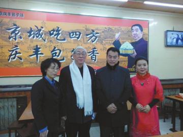 吳頌今（左二）、王樹才（左三）、談芳兵（右一）與店長合影。