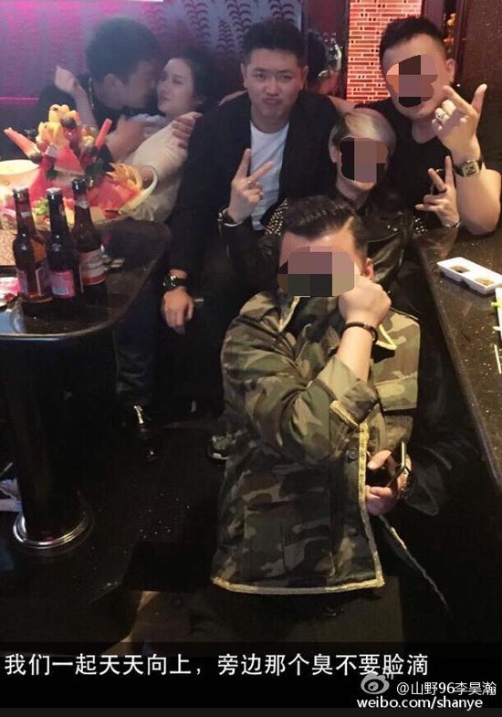 田源朋友辟謠稱左側(cè)抱著女子親吻的是田源的發(fā)小，女子的男友。
