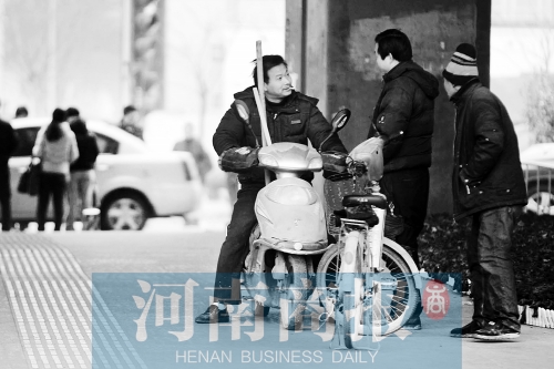 想讓農(nóng)民工安定下來，城市要給他們相應(yīng)的福利待遇，還有家的感覺