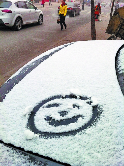 一月十五日上午，有汽車(chē)披著一身的雪裝，從經(jīng)開(kāi)區(qū)回到市區(qū)。