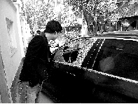 有個人晃了一圈后，寶馬、現(xiàn)代、越野的車窗都“長”出大窟窿