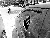 有個人晃了一圈后，寶馬、現(xiàn)代、越野的車窗都“長”出大窟窿