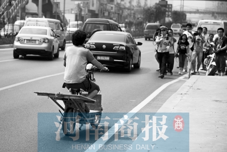 剛駛出隧道口，騎電動車的他被交警攔下 邱曉峰/攝