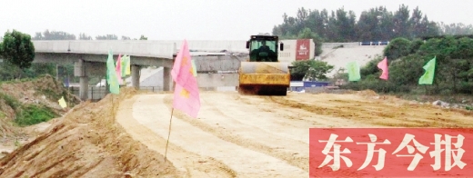 　昨日，正在施工中的鄭州市文化路與連霍高速互通式立交