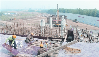 中原西路西南繞城高速公路互通式立交項(xiàng)目已完成總工程量的35%。