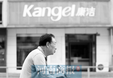 　這一切，將會(huì)給康潔公司、加盟商，乃至鄭州洗衣行業(yè)，帶來什么？ 記者 趙卓/攝