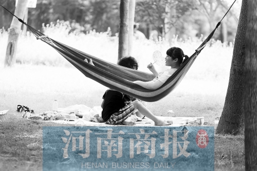 天又熱了起來，外出游玩，記得防曬哦 記者 趙卓/攝　