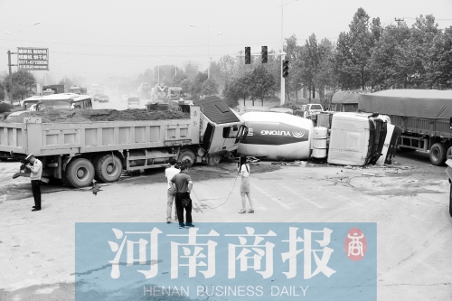 事故現(xiàn)場的附近居民稱，路口的紅綠燈從來沒亮過