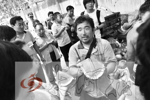為了表示感謝，陳小立切西瓜分給大家吃。