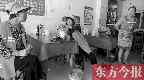 7月30日下午，鄭州市建設路一家面館老板毋女士，給兩位環(huán)衛(wèi)工端水解暑