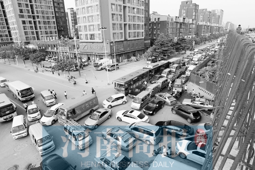 路口四個(gè)方向直行、左轉(zhuǎn)交織，車輛相互抵頭，無(wú)法正常通行