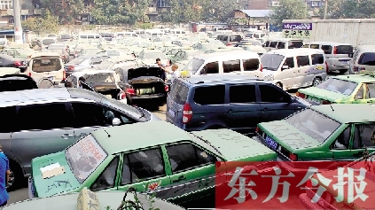 國(guó)慶期間，鄭州市客運(yùn)管理處查處的大批非法營(yíng)運(yùn)車輛