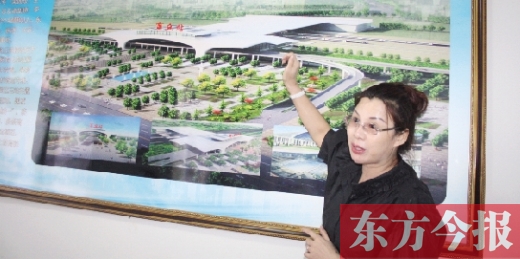 梁園區(qū)高鐵建設(shè)指揮部常務(wù)副指揮長(zhǎng)、梁園區(qū)委副書記杜麗亞向記者介紹高鐵站效果圖
