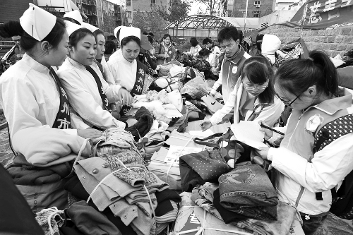 鄭州慈善志愿者暖冬行動(dòng)啟動(dòng)，志愿者將把閑置衣物送給需要的人。