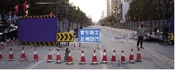 桐柏路西側(cè)，圍擋內(nèi)已經(jīng)不允許汽車通行。