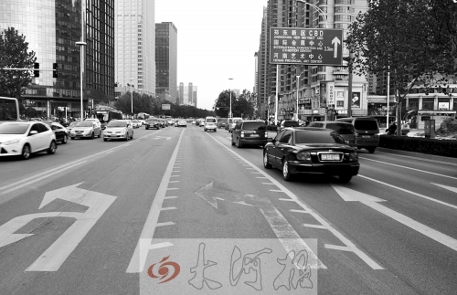 這條畫有多條短斜線的車道就是可變車道，視車流量大小而定，直行車輛多時它是一個直行車道，左轉(zhuǎn)車輛多時它