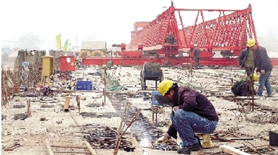正在建設(shè)的鄭登快速通道跨南四環(huán)大橋。