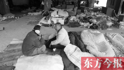前日,鄭州市豐產(chǎn)路街道辦事處外來務(wù)工人員安置點(diǎn)席地而坐的農(nóng)民工