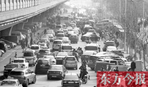 鄭大一附院北門(mén)的馬路被非機(jī)動(dòng)車(chē)占去一條車(chē)道，這里也極易造成交通擁堵