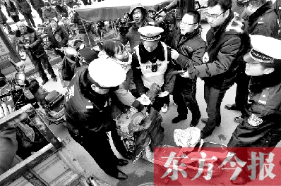 面對(duì)要暫扣的非機(jī)動(dòng)車(chē)，看車(chē)人急了