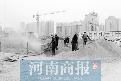 緯二路與東明路交叉口附近，一處工地上塵土飛揚(yáng) 記者 鄧萬(wàn)里/攝