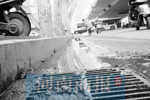 現(xiàn)場(chǎng)，污水流到了機(jī)動(dòng)車道上