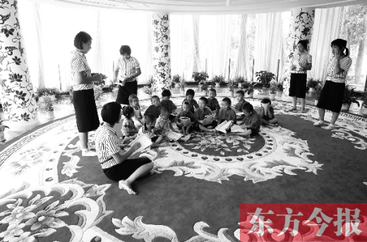 鄭州一幼兒園里的孩子在老師的帶領(lǐng)下讀《論語》。