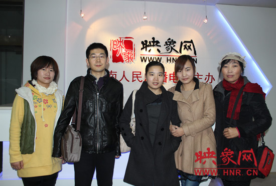 網(wǎng)友出發(fā)前和東方今報記者劉長征、河南電臺新聞廣播記者王巴燕（左二、左三）合影