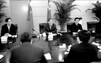 11月30日，中共中央政治局常委、中央紀委書記王岐山在北京主持召開座談會，聽取專家學者對黨風廉政建設和反腐敗工作的意見和建議。新華社發(fā)