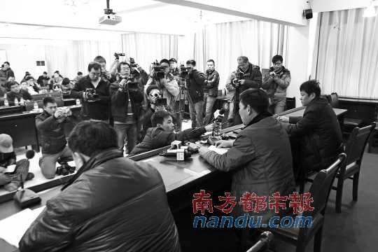 5日下午，河南蘭考縣召開新聞發(fā)布會，就民辦收養(yǎng)所火災(zāi)事故公開回應(yīng)。