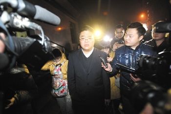 1月15日，重慶，庭審結(jié)束，張貴英的辯護(hù)律師接受媒體采訪。