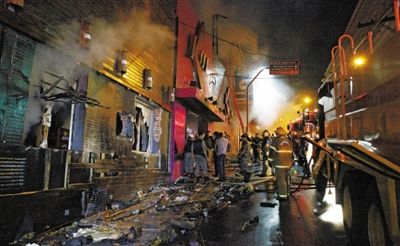 27日凌晨，巴西南里奧格蘭德州圣瑪麗亞市一家夜總會(huì)突發(fā)大火，造成至少245人死亡。圖為消防人員正在現(xiàn)場滅火救援。