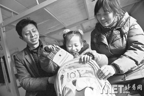 這是范勇一家在北京過得第二個(gè)春節(jié)，小女兒給記者展示習(xí)總書記送的書。